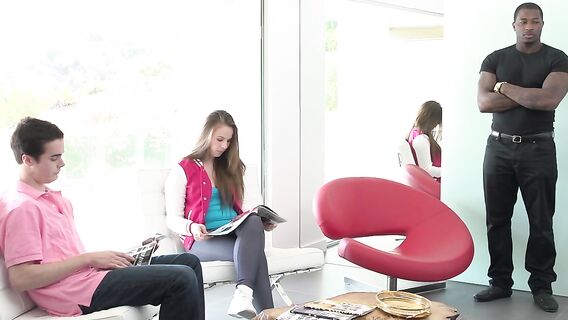 Белая девушка изменяет парню с негром