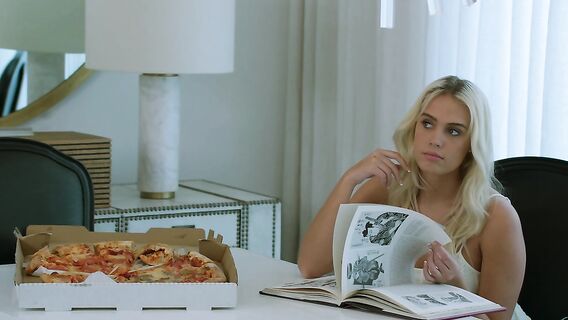 Мужик трахнул соседку пока жена на работе