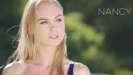 Девушка раздвигает ноги перед массажистом