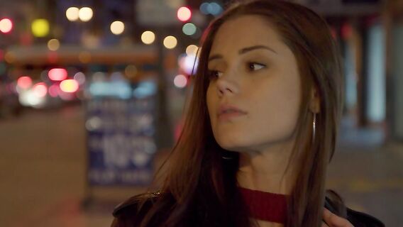 Сексуальная брюнетка в черных чулках трахается с мужчиной