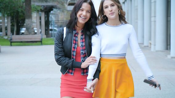 Две студентки соблазнили парня из колледжа