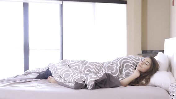 Сводный брат трахает сестру за спиной матери