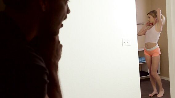 Член сводного брата случайно попал в киску сестры