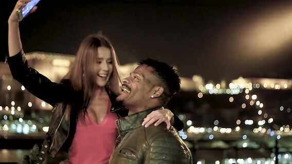 Секс молодой брюнетки с негром