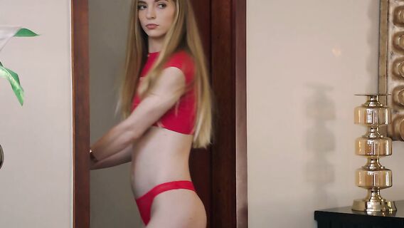 Любопытная девушка хочет попробовать анальный секс