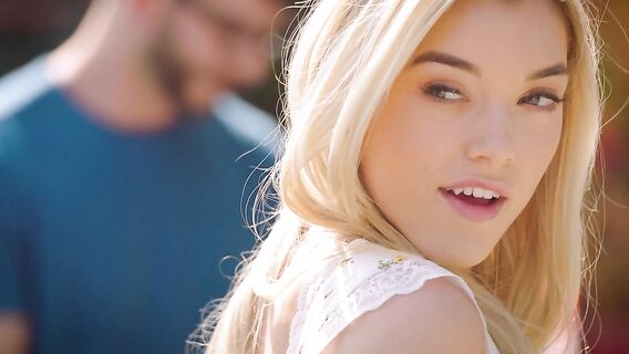 Девушка просит парня с большим членом трахнуть ее в зад