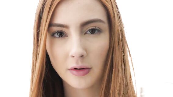 Рыжая девушка захотела кремпаев