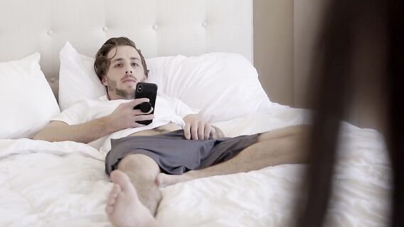 Сводный брат пописал на сестру