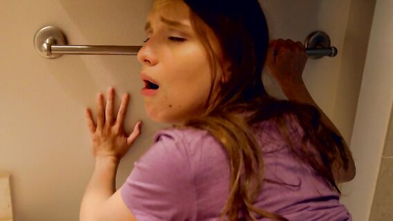 Сводный брат трахает сестру в ванной комнате