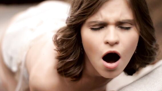 Русская кокетка дрочит писю пальцами