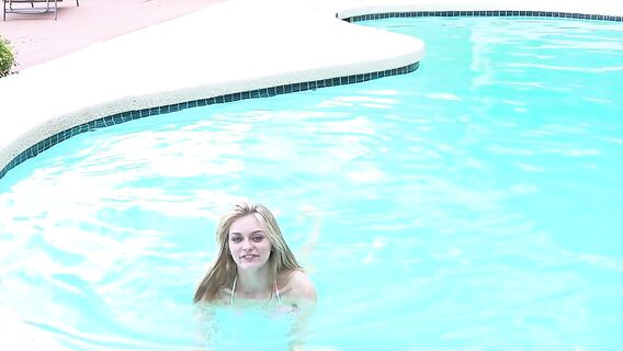 Красотка мастурбирует у бассейна