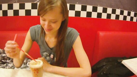 Трахаются в туалете кафе