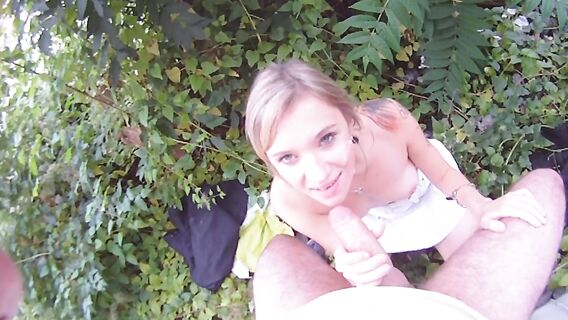 Молодая девушка сосет член и трахается за деньги