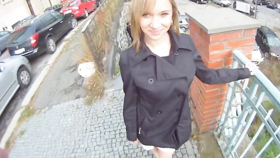 Молодая девушка сосет член и трахается за деньги