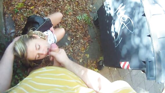 Парень уговорил блондинку на секс на улице за мусорным баком