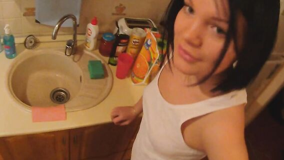 Русский парень в гостях у коротко стриженной брюнетки Оли