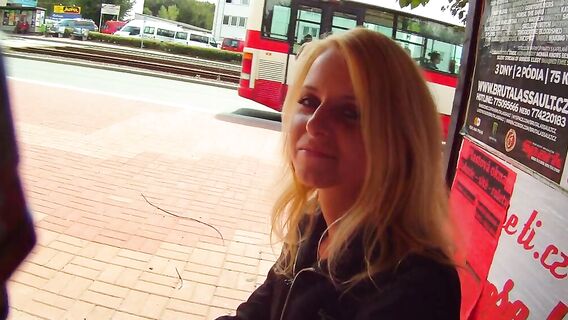 Пикапер снял блондинку на остановке