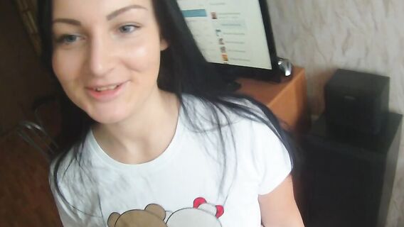 Разогрел брюнетку вибратором и трахнул