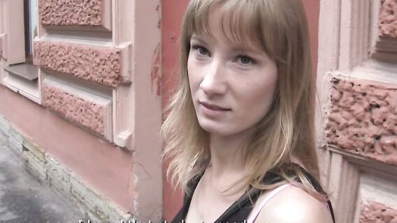 Агент пригласил на кастинг русскую девушку с улицы