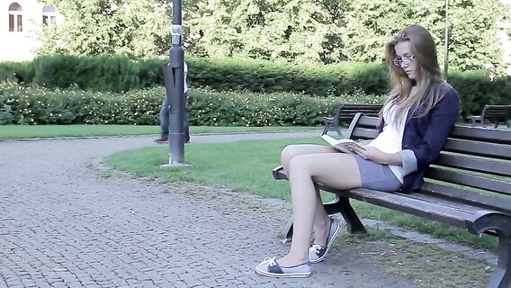 Секс на диване с длинноволосой милашкой в очках