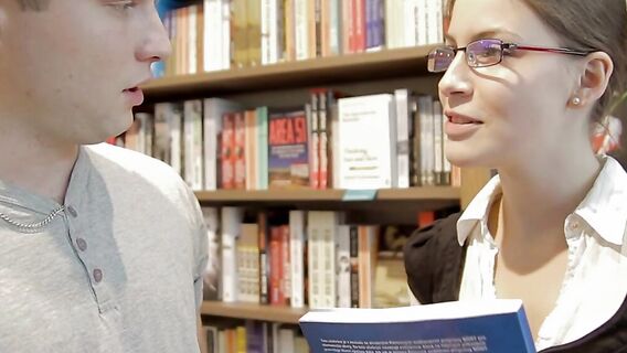 Парень трахнул милую брюнетку и кончил на очки