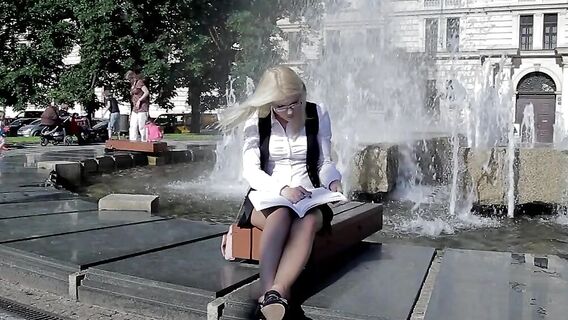 Горячий секс с красивой блондинкой в очках