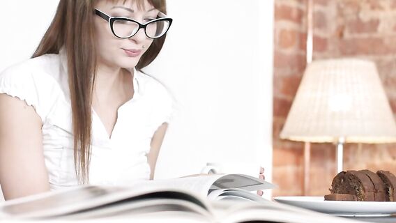 Русскую студентку в юбке и черных гольфах на кухне выебали в жопу