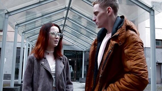 Секс на столе с тощей рыжей девушкой-подростком в очках и белых гольфах