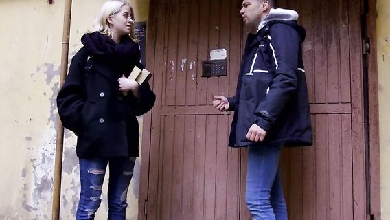 Хитрый русский парень трахнул наивную девушку соседа