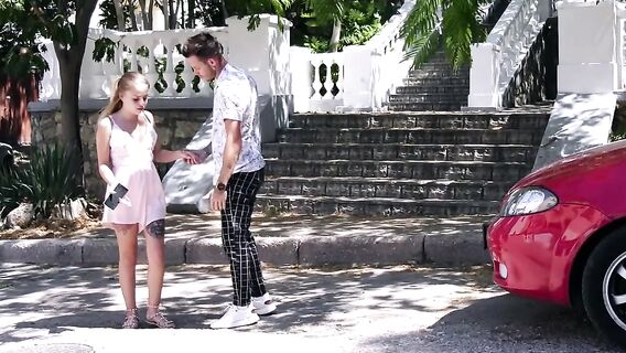 Русский парень ебет маленькую девушку-подростка с тату на бедрах