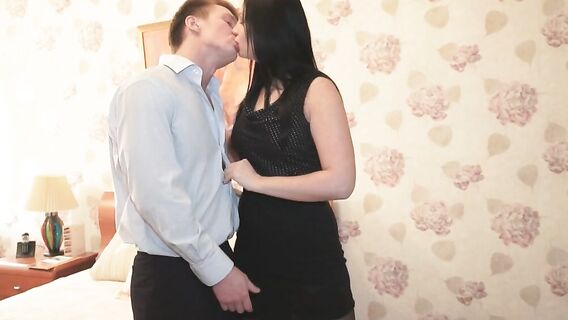 Русская проститутка в черных чулках удовлетворяет клиента