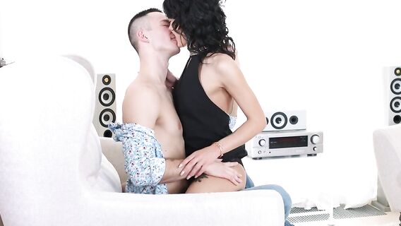 Страстный трах с прирожденной шлюхой