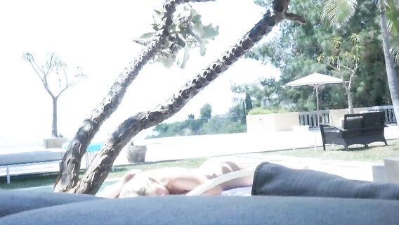 Сводный брат подглядывал за загорающей голой сестрой и спалился