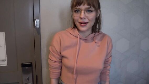 Кастинг девочки-геймерши в больших очках