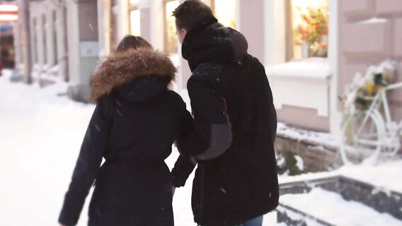 Русский парень помог упавшей и повредившей ногу девушке