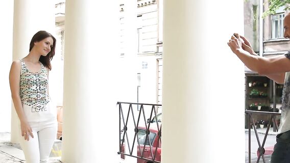 Секс русской девушки с красивым незнакомцем в белой комнате