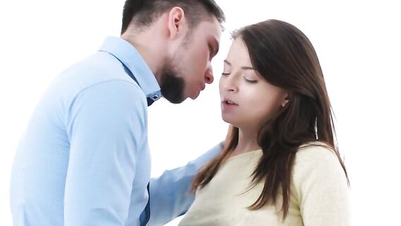 Молодые занимаются любовью на столе и стуле