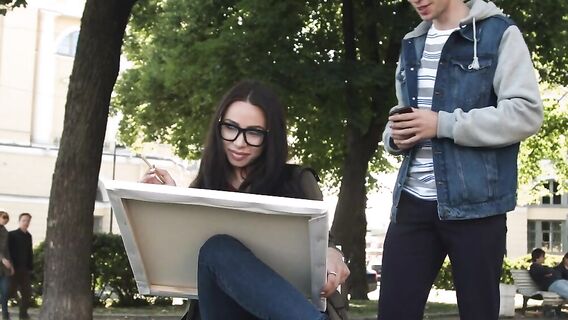 Секс со стройной студенткой художественного начался с горлового минета