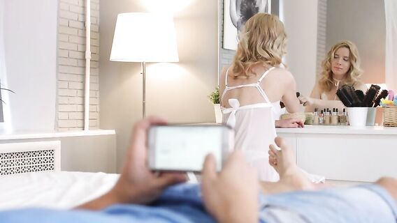 Секс поутру со своей девушкой с белым бантиком на шее