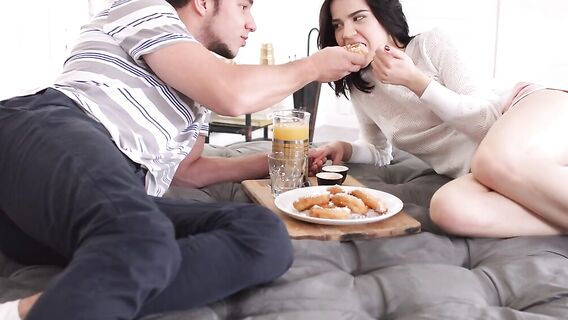 Секс во время завтрака