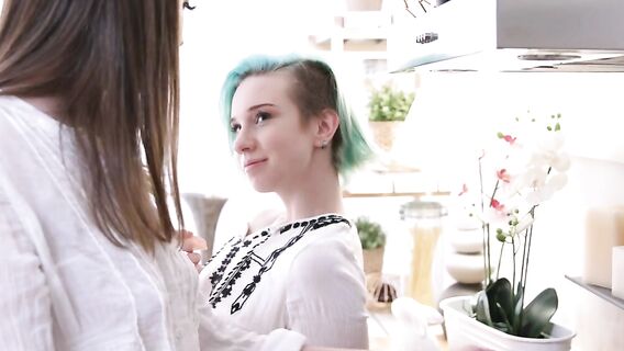 Жмж секс на кухне с лесбийскими забавами