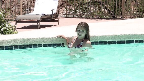 Мастурбация на шезлонге красивой загорелой девушки