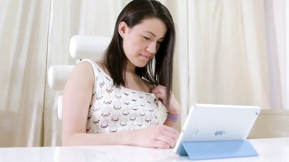 Соло мастурбация русской брюнеточки в гольфах