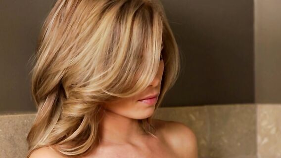 Мастурбация белокурой студентки в ванной пальцами