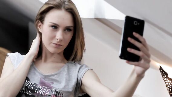 18-летняя тощая сладкая милашка мастурбирует писю