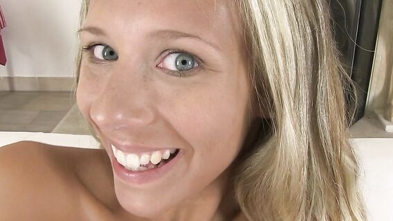 Стройная чешская девушка с большой грудью мастурбирует дилдо