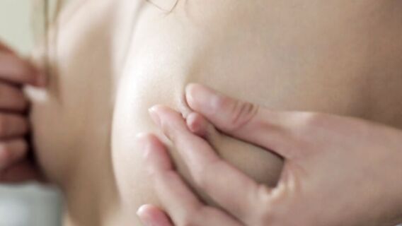 Красивая русская девушка мастурбирует пальцами до оргазма