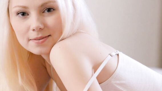 Белокурая красавица доводит себя пальцами до экстаза