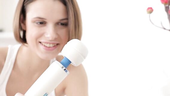 Голая русская девушка в шпагате села писькой на вибратор