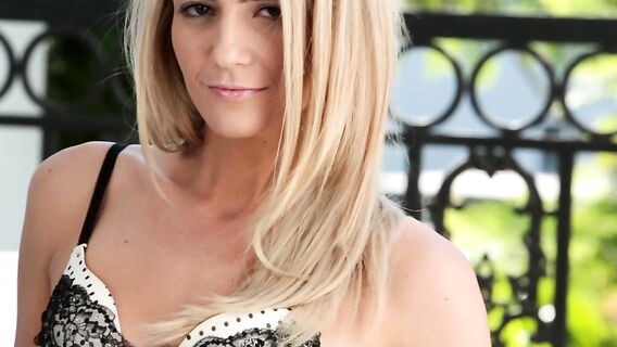 Молодая девушка долго ласкает киску вставляя пальцы внутрь